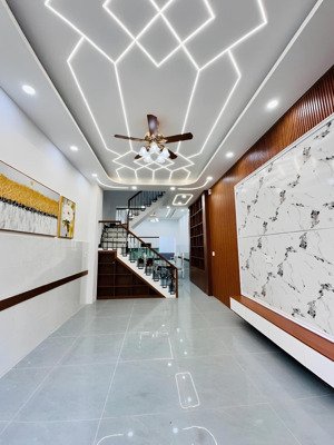 đường xe hơi 8m thông có lề - nhà đúc 4 tầng, cạnh lê thúc hoạch - dt: 4x15 (60m2), chỉ 8ty xí
