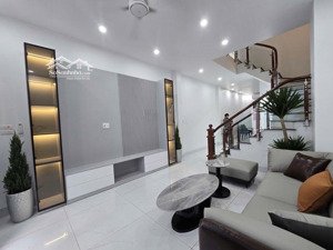 ngọc thuỵ ô tô đỗ tận cửa. 2 mặt thoáng. nhà gần hồ điều hòa