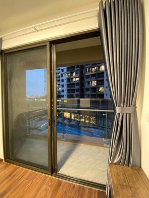 bán căn akari akneo tầng sân vườn full nội thất, sẵn hđ thuê 13tr, hướng đông nam view hồ bơi