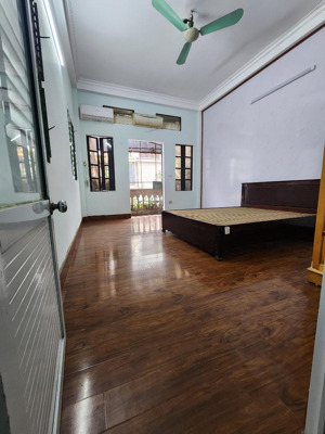 cho hộ gia đình thuê tầng 2 80m2 nhà mặt phố trương định