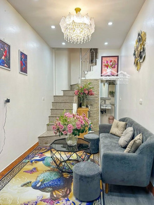 chính chủ cần bán căn nhà riêng 20m2 4 tỷ sổ đỏ 5 tầng trung tâm thuận tiện cho giao thông đi lại.