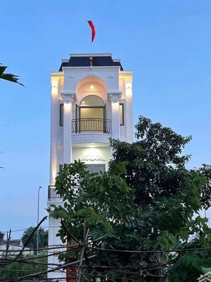 mình cần bán nhà 3 lầu, sang mới, 60m2, đường 13m( +6m vỉa hè) sổ hồng riêng, chính chủ dĩ an