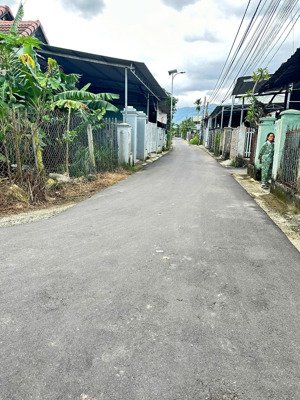 bán đất có sẵn nhà cấp 4 cũ, ngay đối diện cổng khu công nghiệp suối dầu