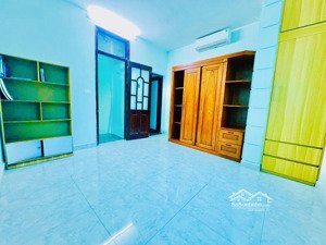 chính chủ bán nhà đường láng ko qua mg dt25x5t lô góc_ngõ thông_50m ra mặt phố giá 6,8 tỷ