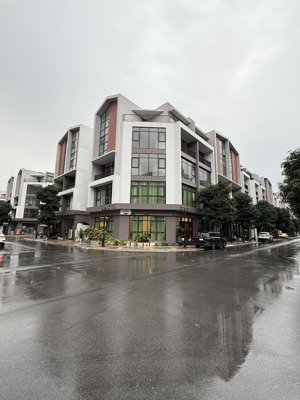 bán căn góc phố biển nhà hoàn thiện 5 tầng,sát chung cư và biển nước mặn giá 26 tỷ ký trực tiếp cđt