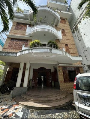 bán biệt thự 6 tầng phố tây có thang máy cách biển 300m. dt 595m2 giá bán 50 tỷ