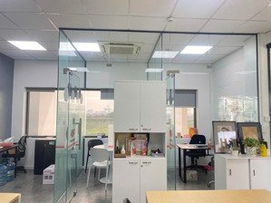 đã set up sẵn mọi thứ cho 15 người - xách laptop vào làm việc tại văn phòng sala nha