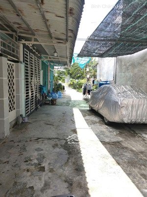 nhà ngộp ngay chợ hưng long. sổ hồng riêng bao vay