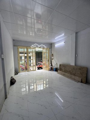 chỉ 5.2 tỷ, 54m2 (4x14), 2 tầng, 3pn, 2wc, lạc long quân-đầm sen quận 11, hẻm 4m, sổ hồng riêng