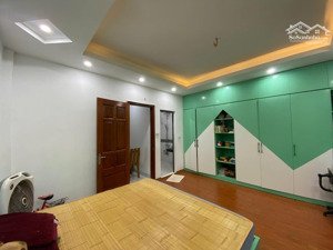 chính chủ cần bán nhà phân lô, dt 40m2 , 6 tầng , mt 5m. có ô chờ thang máy.