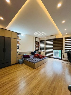 nhà có 102 , dt 50 m2 , 6 tầng , mt 5m , ô chờ thang máy , ô tô cách nhà 100m .