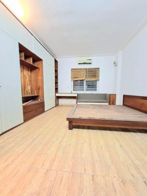 chủ nhà cần bán gấp , dt 40m2, 6 tầng , mt 5m . ô chờ thang máy .