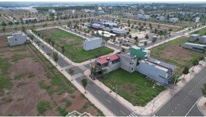 bán nền đất 100m2 chính chủ ngay cạnh chợ đêm 1,4ha, sổ sẵn, vị trí đẹp ở và kinh doanh được ngay.