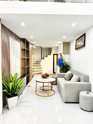 5 tầng, 3pn, trương định, nhà đẹp. ở luôn.