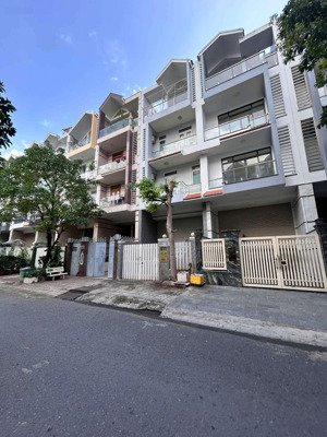 hiếm có nhà phố him lam q7 5x20 m, hầm trệt 4 lầu có thang máy ,sổ hồng giá 27,5 tỷ