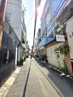 hẻm 220 lê văn sỹ, xe hơi cách 5m đến nhà - 53m2 ngang 3.8m, 3 tầng.