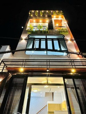 cần tiền bán gấp nhà đoàn văn bơ. phường 9. quận 4. giá 4 tỷ 5. diện tích: 4 x 15m.