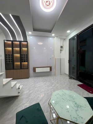 bán nhanh nhà lò gốm p8 q6 có ban công riêng từng phòng giá 4 tỷ 680