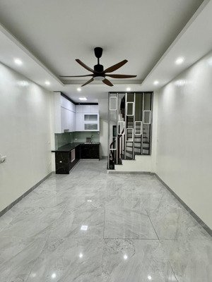 nhà đẹp ở ngay phố bạch mai ngõ nông sát phố thông tứ tung 27m2 x4t giá nhỉnh 5 tỷ sổ đỏ cc có tl