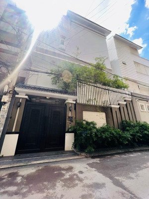 cần bán biệt thự siêu đẹp 2 mặt tiền trường sa 10x17m hầm 4 lầu, chỉ 44 tỷ