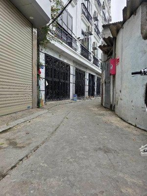 bán nhà đẹp long biên giá 8,x tỷ 50 m2 hiếm khó tìm thang máy êm du, full nội thất