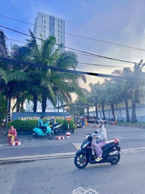 bán nhà mặt tiền đường hồ văn tư kế bên cổng chung cư lan phương. vị trí kinh doanh sầm uất.