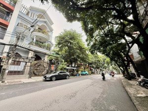 qtb 146m² hầm + 7 tầng 38 phòng full nt thang máy pccc dòng tiền 2.6 tỷ/năm hoàn công đủ