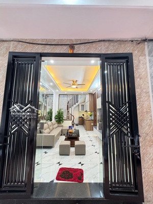 chính chủ cần bán căn nhà 43m2 6.5 tỷ 5 tầng sổ đỏ ô tô đỗ trước cửa giao thông thuận tiện.