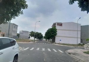 nằm liền kề vinhome grand park kdc hiện hữu giá f0, 2tỷ5 sổ hồng đường bàn cờ 8m tiện ích đầy đủ