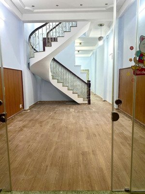 cho thuê nhà hẻm 10m, 710/46 lũy bán bích, hẻm xe tải thông hai chiều.