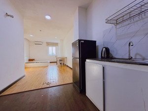 căn hộ studio 30m2 ngay mặt tiền lê văn sỹ phú nhuận có cửa sổ thoáng mát có bảo vệ