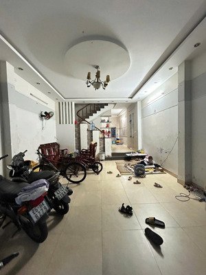 bán nhà 2.5 tầng mt đường đào trí . hoà cường dt 77m ngang 5
gồm 3pn 2wc