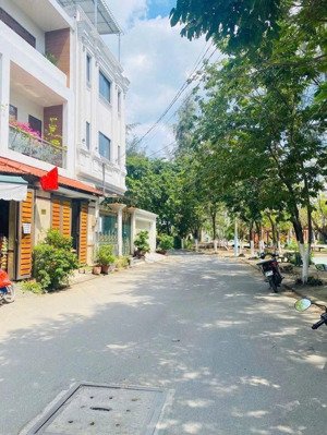 vị trí đẹpđường oto thông 2 lầu_ 56m2 _hoàn công_ nhỉnh 5tỷ long trường tp. thủ đức