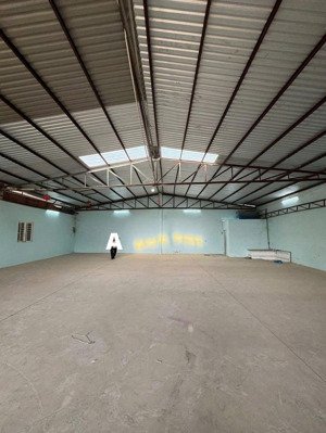 cho thuê xưởng 300m2 giá 25tr phù hợp ngành thực phẩm , may , sản xuất gần ngã tư bình phước