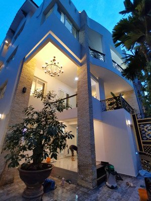 quá ngon biệt thự ngang 15m phổ quang , gần sân bay tân bình. hầm 4 tầng- 6pn lớn- 250m2 chỉ 63 tỷ