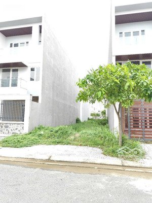 bán gấp lô đất 120m2 bà rịa city gate ngay trung tâm bà rịa giá 2.050 tỷ rất hời. lh yến 