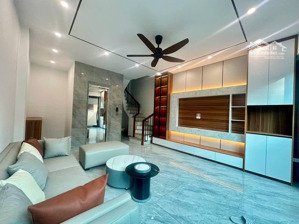 tư đình long biên lô góc! chỉ 10tỷ 39m2, mt 4m, 6tầng thang máy, full nội thất, ngõ nông, nở hậu