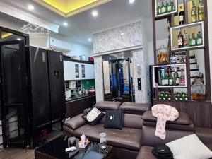 nhà 6 tầng 35m2 tại phố ngọc lâm - long biên có thang máy giá 8.x tỷ