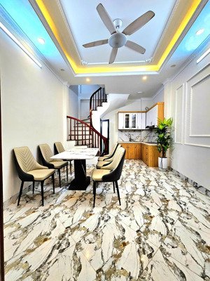 chỉ hơn 5 tỷ - nhà 5 tầng thạch bàn - thoáng mát - cổng riêng