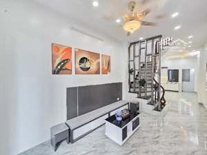 bán nhà riêng tại đông mỹ, 4,5 tỷ, 32m2 x 5 tầng, 3 phòng ngủ, 3 vệ sinh, ô tô đỗ cổng