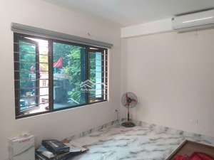 nhà gần chợ gần công viên hòa bình. mặt đường. có hầm để xe máy