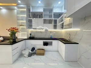 bán nhà nguyễn phúc lai gần hồ hoàng cầu 45m,5t, thang máy nhà mới koong nhỉnh 12 tỷ