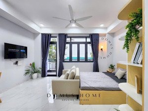 cho thuê phòng studio nội thất cao cấp có tv bancol rộng 40m2 ngay ngã tư hàng xanh