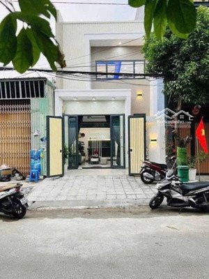 chính chủ bán gấp căn nhà mới rộng rãi có sân thoải mái tại gần chợ bình chánh