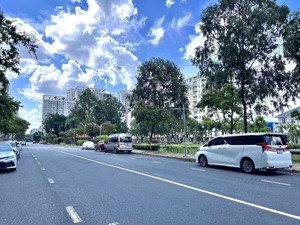 cho thuê bt mỹ thái - đường lớn đối diện công viên, đầy đủ nội thất. giá thuê 40tr/tháng tl