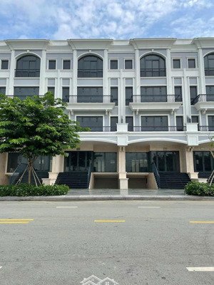 nhà nguyên căn 7 x 20m,nhà mới đẹp sàn trống tiện setup vp giá 60 triệu bao vat