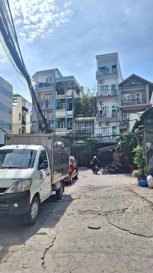 9.7 tỷ giảm còn 7.8 tỷ nhà 4 tầng ngay khu ẩm thực phan xích long, hẻm xe tải, có chỗ đậu ô tô