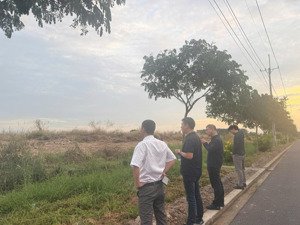 cần bán lô đất hai mặt tiền trong khu công ngiệp tây ninh