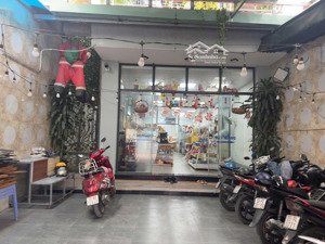 ngang 6.5 dài 44m đúc 3 lầu 7 pn + 5 wc 18 tỷ hạ 4 tỷ