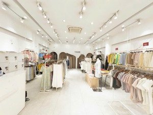 cho thuê nhà mặt phố hàng đào,phố bán quần áo,quà tặng,gần hồ hoànkiếm,diện tích:22m2,mặt tiền:3,4m